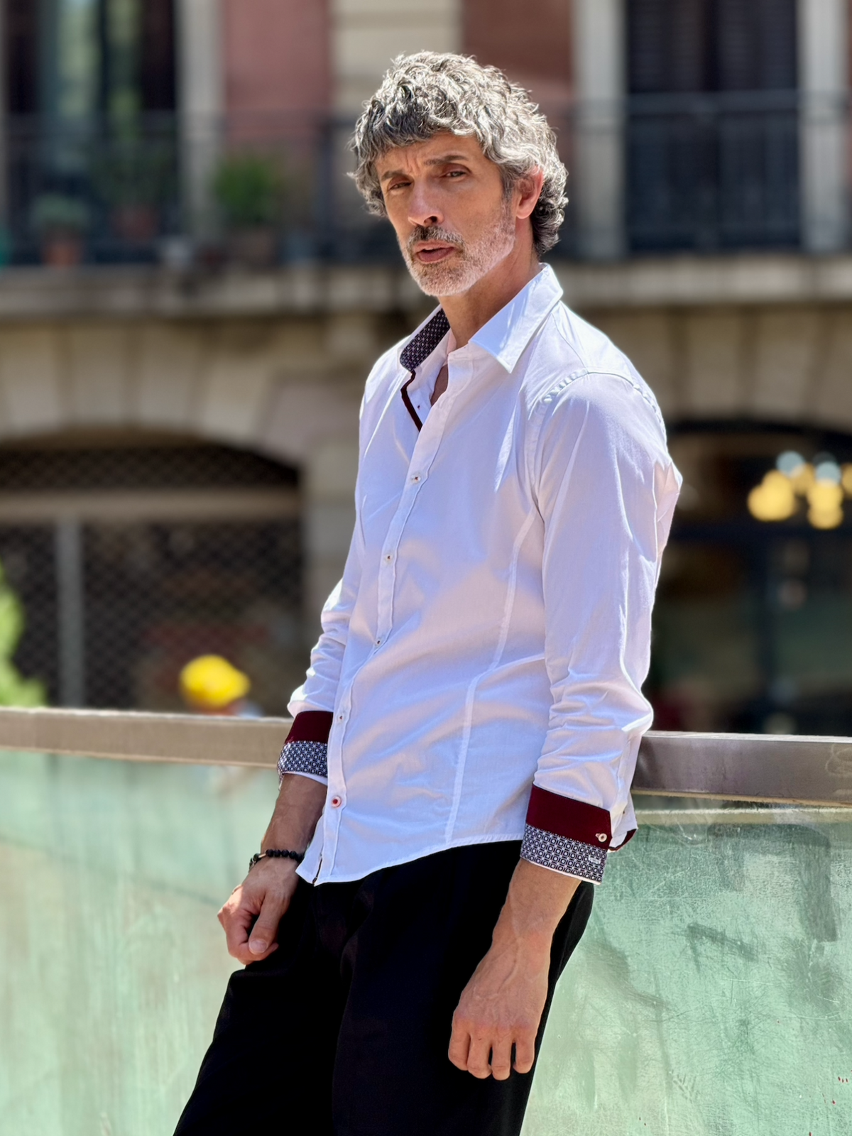 Camisa branca Cansano punho detalhes em vermelho