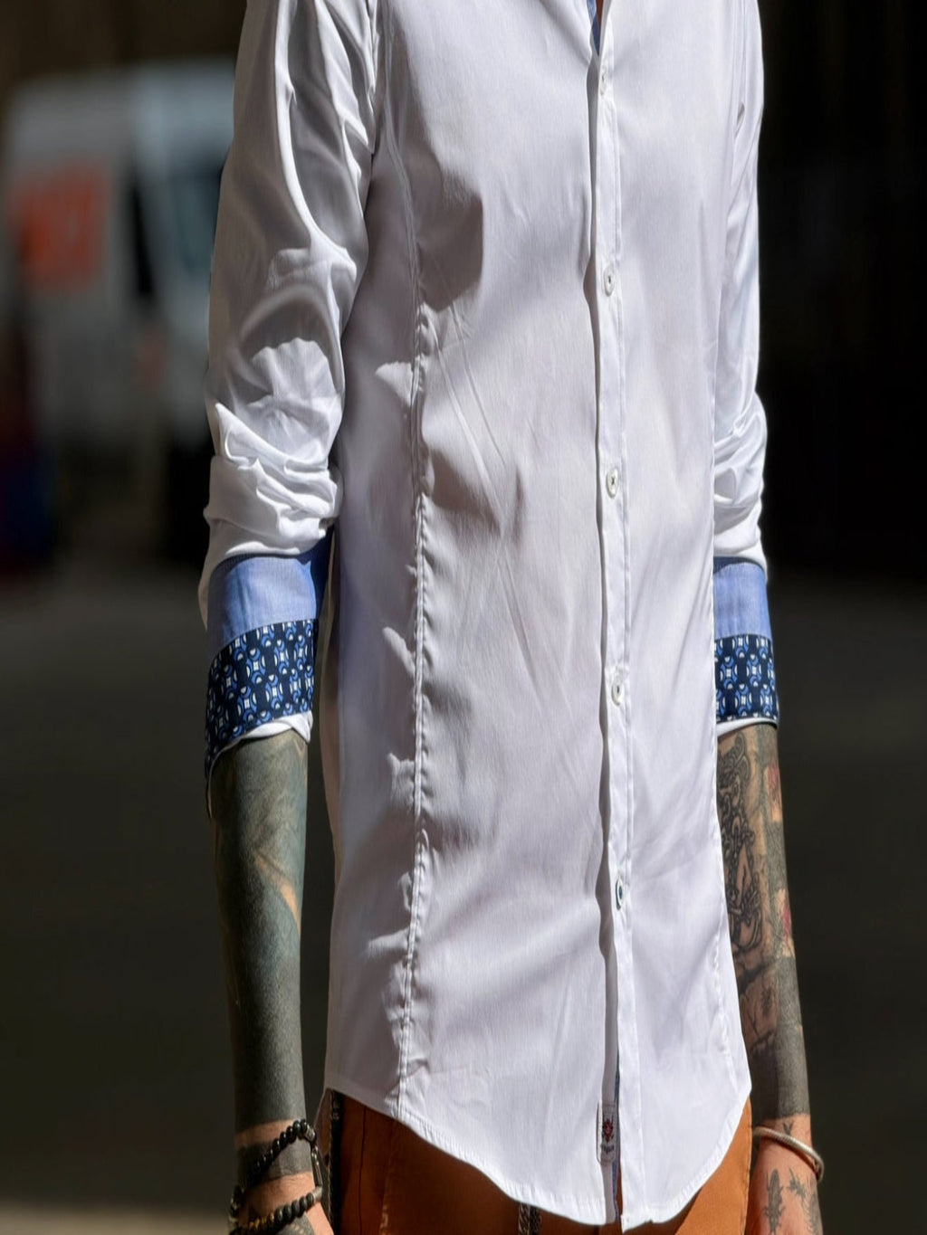Camisa branca Cerchio com punho e detalhes em azul