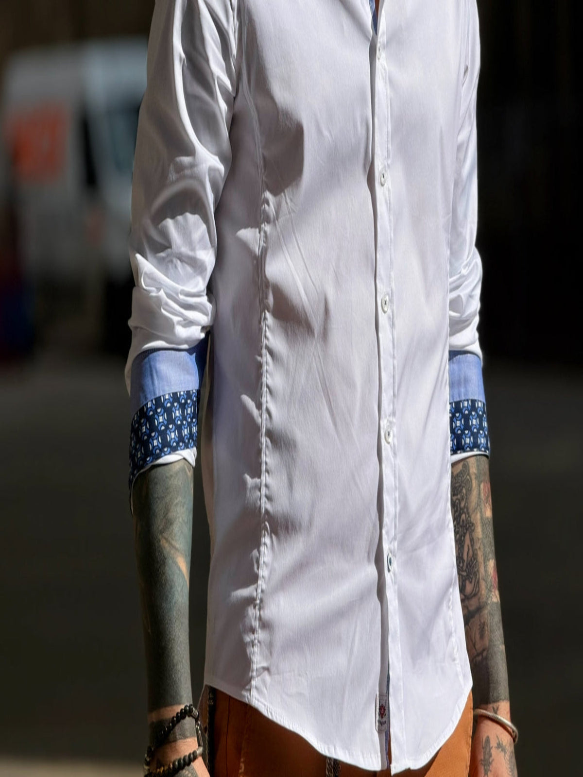 Camisa branca Cerchio com punho e detalhes em azul