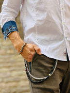 Camisa branca, punho prata com detalhes em azul