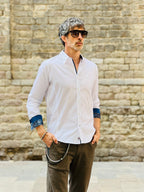 Camisa branca, punho prata com detalhes em azul
