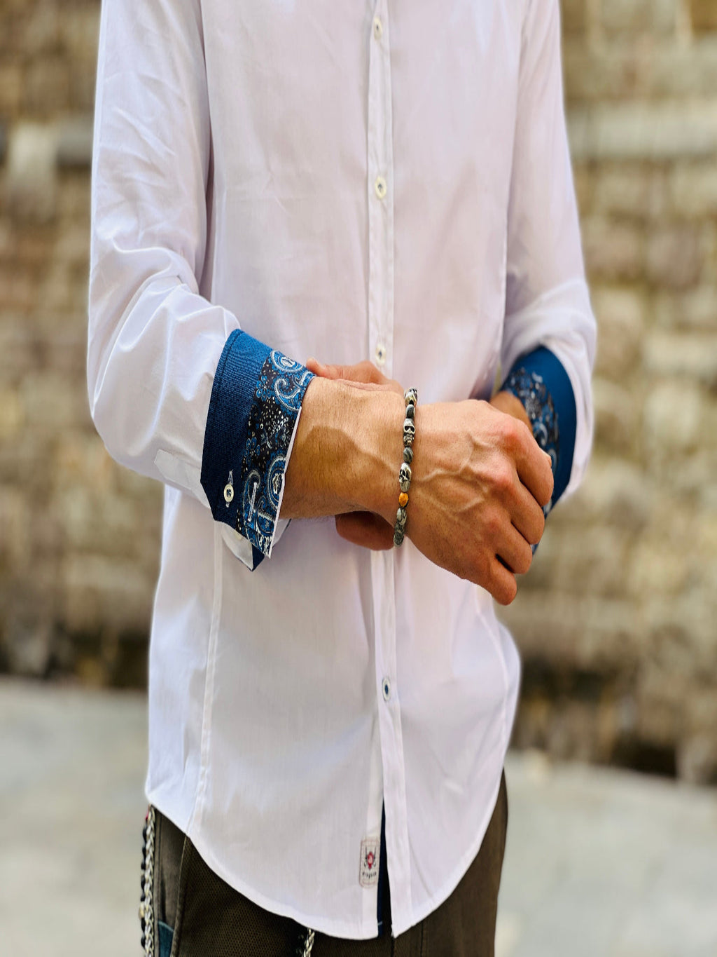 Camisa branca, punho prata com detalhes em azul