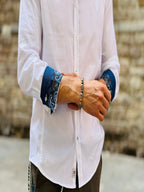 Camisa branca, punho prata com detalhes em azul