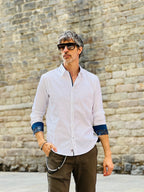 Camisa branca, punho prata com detalhes em azul