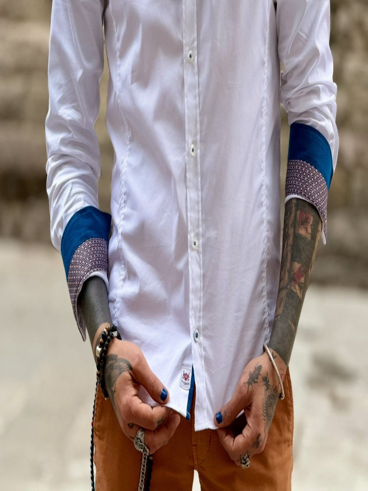 Camisa Branca Cansano punho detalhes em azul